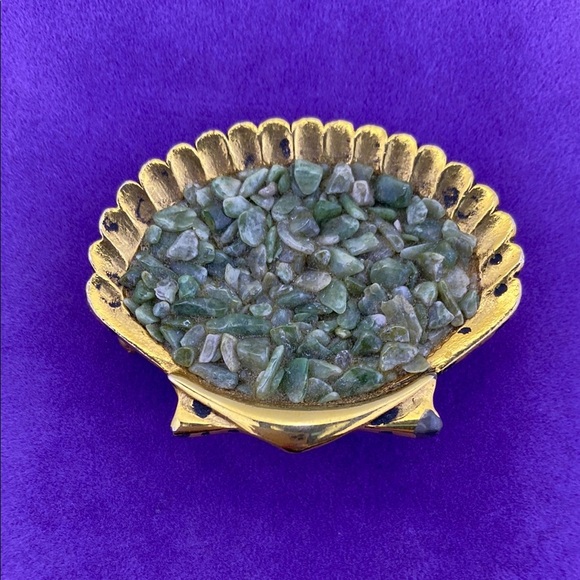 💛 Vintage Gold & Green Jade Chip Shell Brooch - Picture 1 of 4